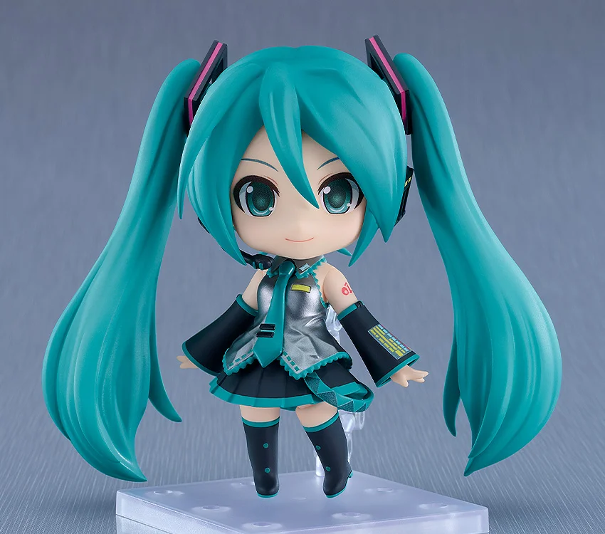 Nendoroid Hatsune Miku 3.0 n°2839 — Good Smile Company. Vocaloid emblématique aux longs cheveux turquoise en couettes, tenue grise et turquoise, micro à la main.