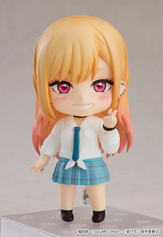 Nendoroid Marin Kitagawa n°1935 — Good Smile Company. Personnage de My Dress-Up Darling en uniforme scolaire japonais, longs cheveux blonds, sourire pétillant.